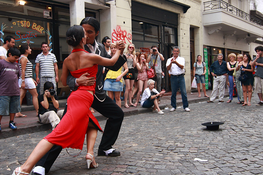 Para tańczy tango na ulicy Argentyny