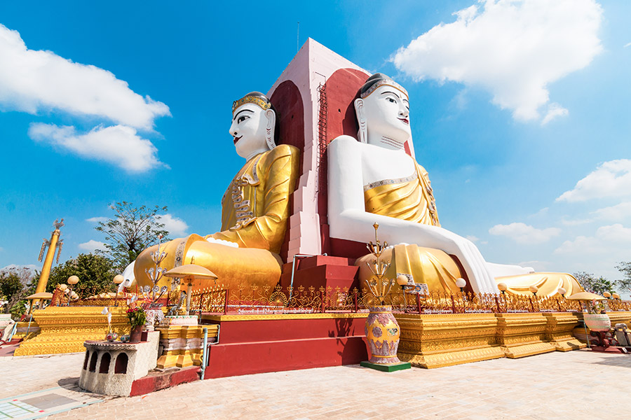 Pagoda w Bago. Posąg przedstawiający czterech siedzących Buddy. Siedzą w czterech pozycjach tyłem do siebie w czterech kierunkach.