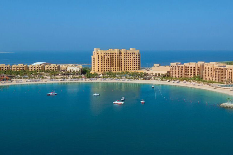 Widok na zatokę oraz hotel na wyspie Marjan Island - Ecco Travel, Ras Al Khaimah