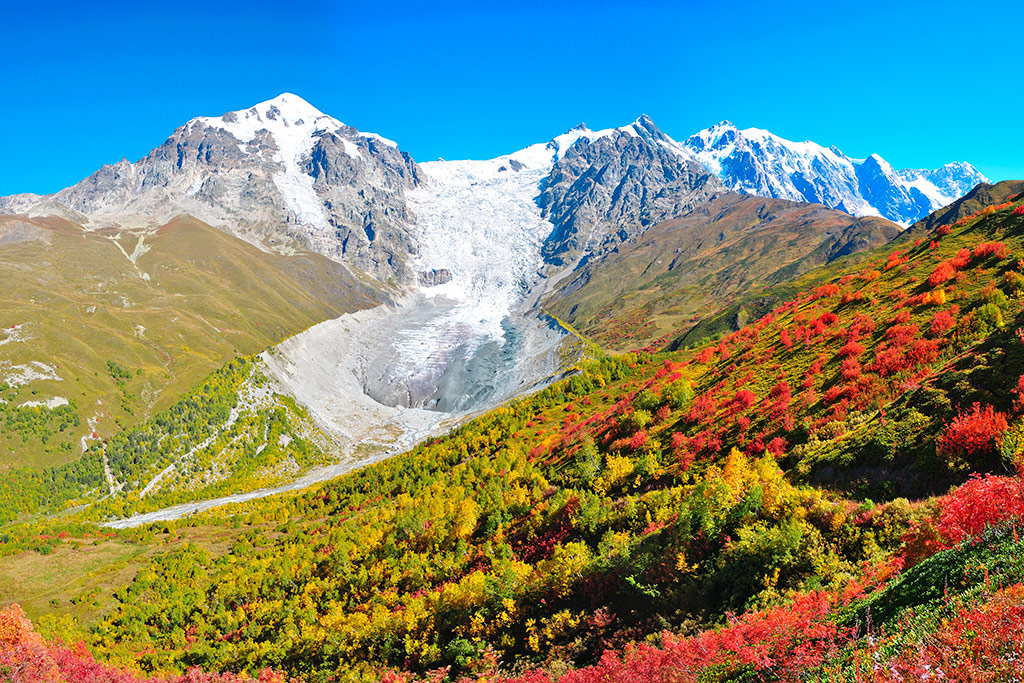 Góry Kaukazu pokryte kwiecistą łąką