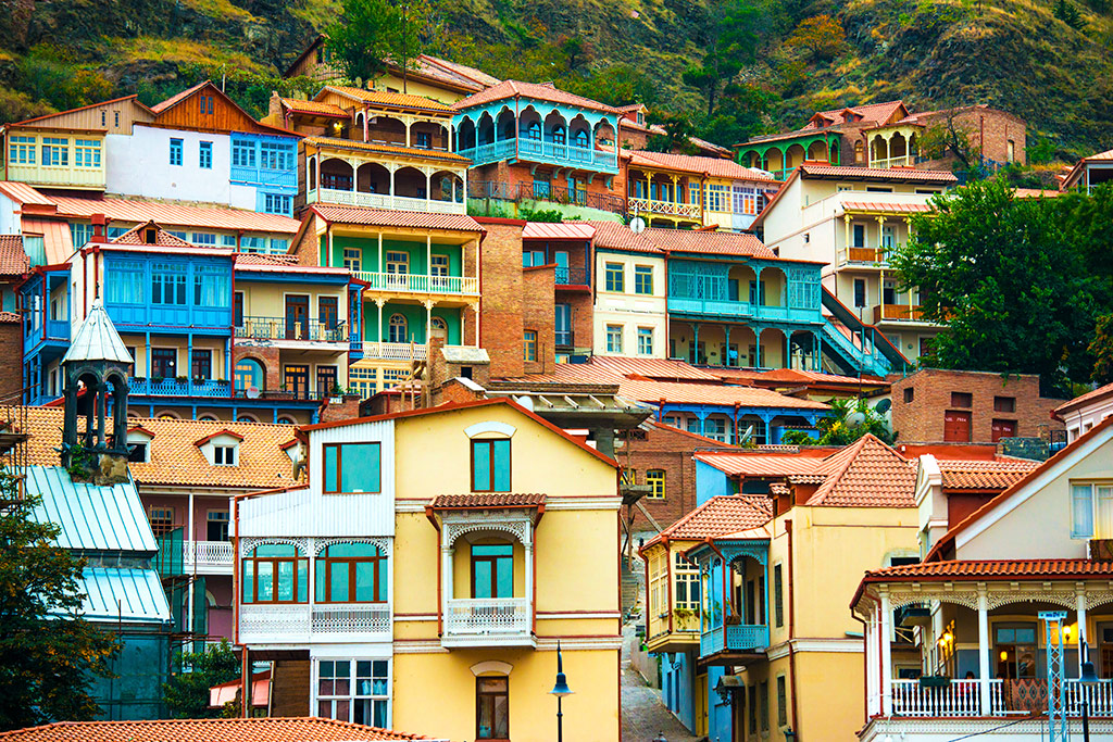 Gruzińskie domy z kolorowymi elewacjami